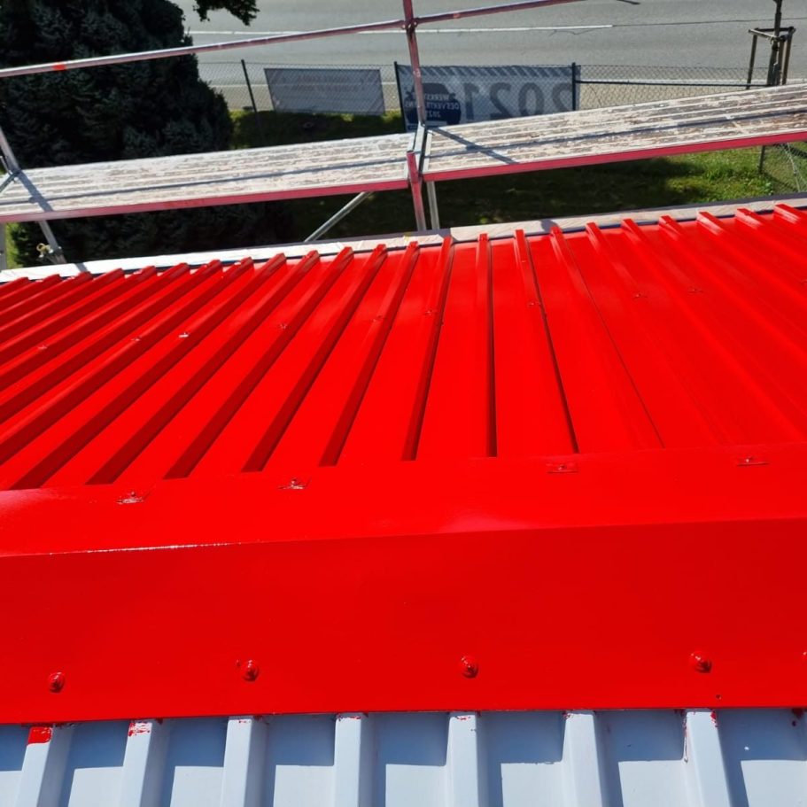 Sauberer Metall-Dachbelag Roter Metall-Dachbelag mit geripptem Design.