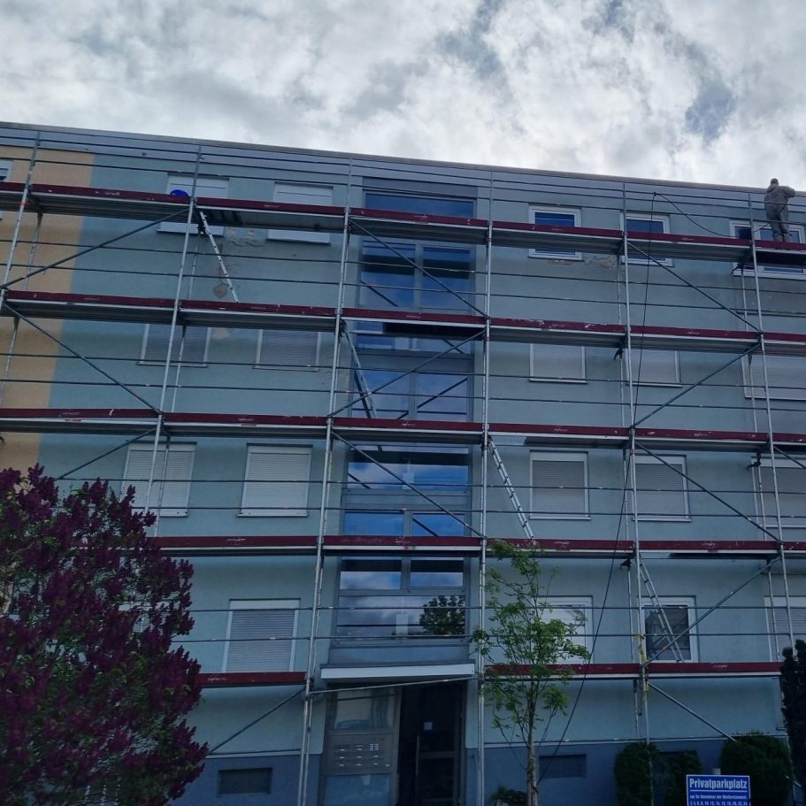 Gebäude mit Gerüst Modernes Gebäude mit Gerüst und teilweise erneuerten Fensterflächen.