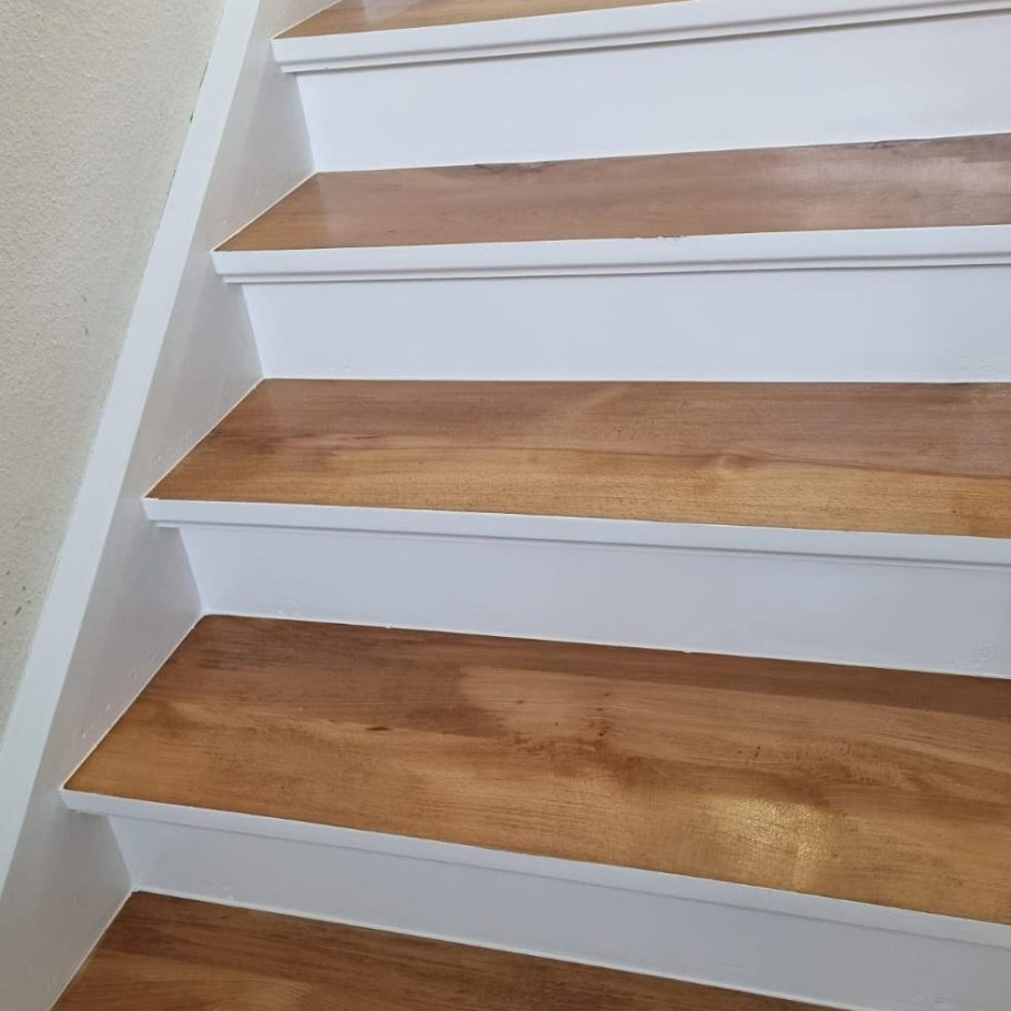 Holztreppe mit weißen Wangen Holztreppe mit weißen Wangen, die gleichmäßig nach oben führt.
